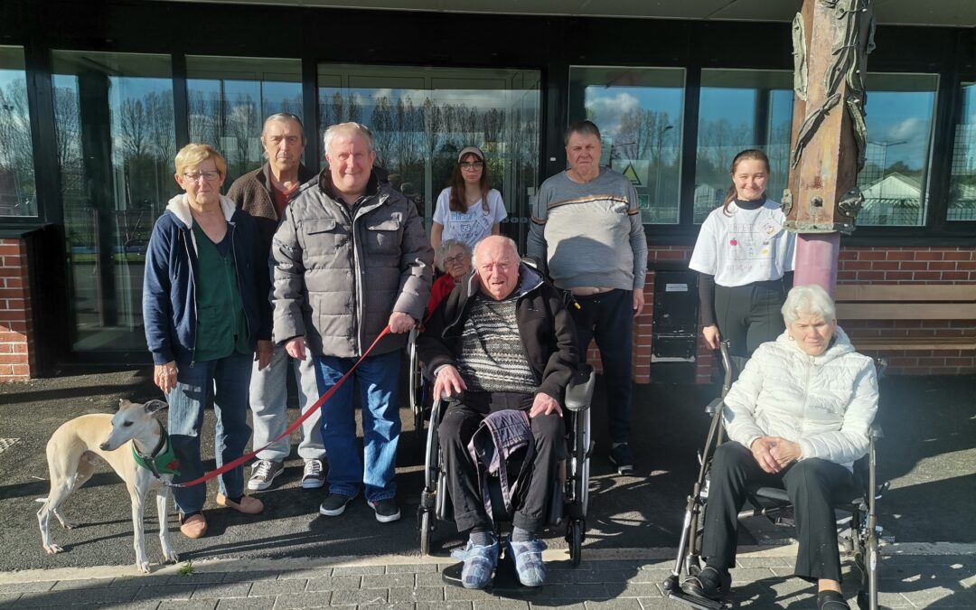 Les résidents des Godenettes profitent des derniers rayons de soleil pour se promener dans le village avec Michele bénévole de l’association Le coeur sur la patte