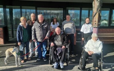 Les résidents des Godenettes profitent des derniers rayons de soleil pour se promener dans le village avec Michele bénévole de l’association Le coeur sur la patte