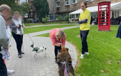 Une séance bien orchestrée au foyer de vie du bord des eaux, avec une animatrice dynamique et investie.Un super moment pendant lequel Junior a pu faire son petit clown et Toffee entretenir sa fourrure soyeuse entre deux pauses pipis de bons moments de complicités entre les chiens et les résidents.